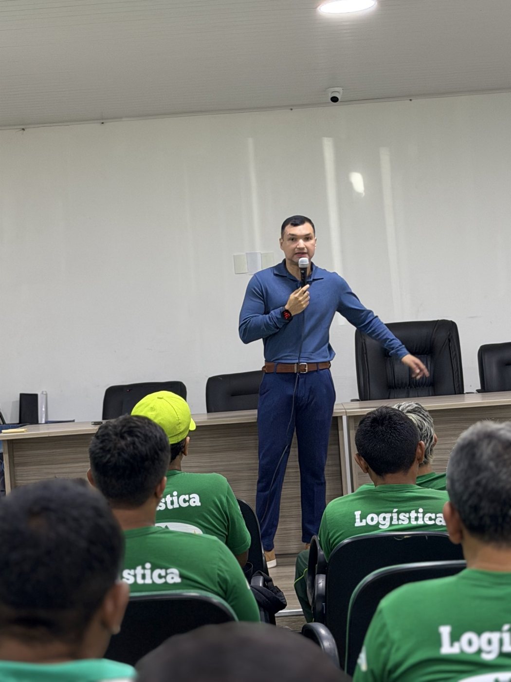 Dr. Fábio Luiz em palestra em empresa