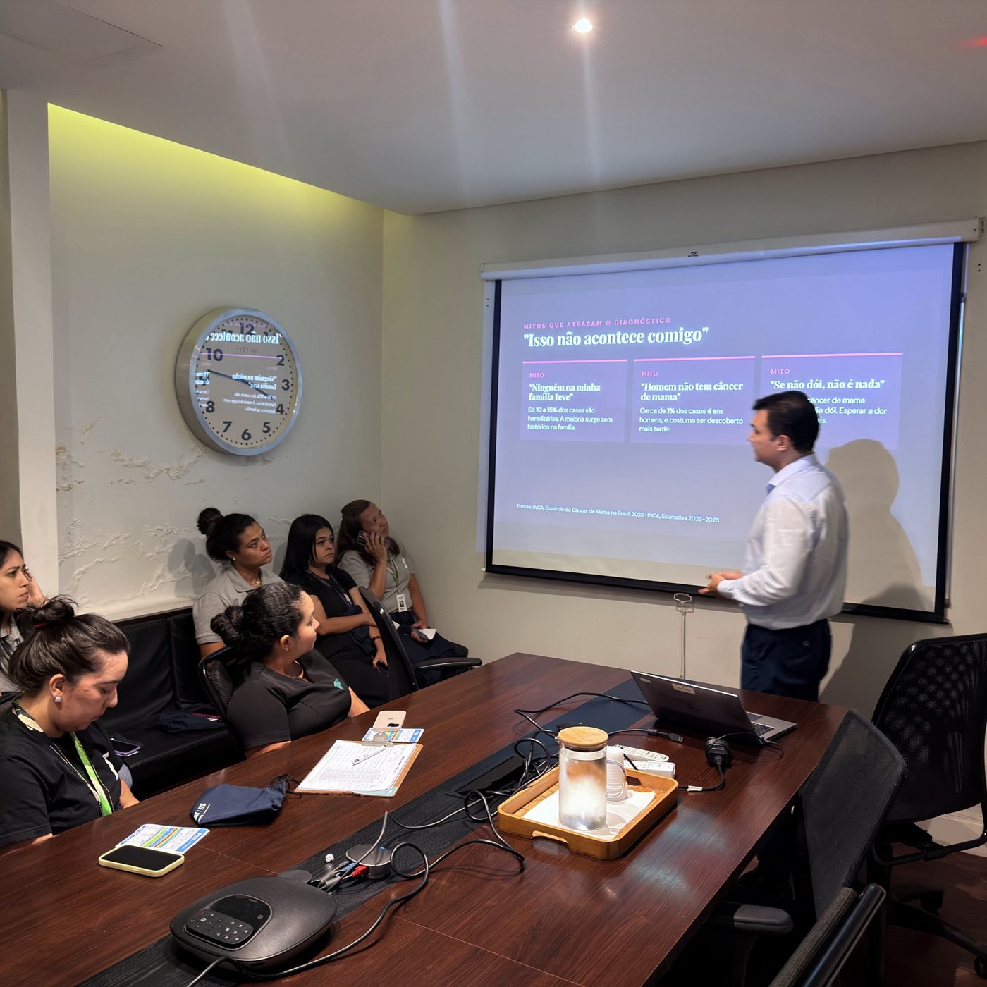 Dr. Fábio Luiz palestrando para uma equipe